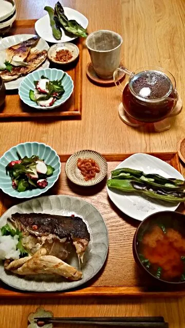 鰤かま塩焼、タコ酢、焼き空豆、味噌汁、ミミガー。ビール。|Manabu  Yamasakiさん