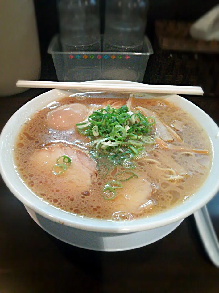 Snapdishの料理写真:大井町・のりや食堂   中華そば（味玉）
和歌山ラーメンを一躍有名にしたお店です。|りくれんさん