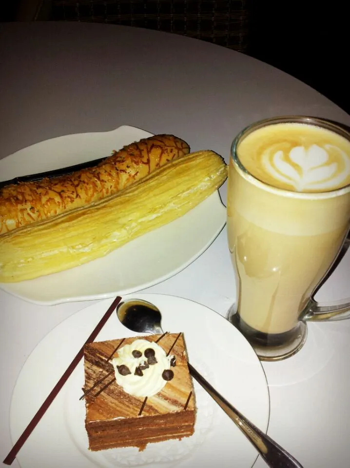 Snapdishの料理写真:all about ...keju sama mocha
tak lupa latte....|Ocha Chaphyさん