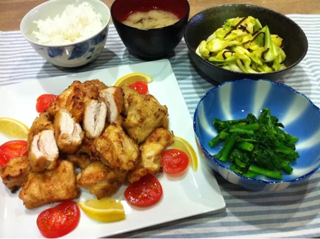 豚バラはさみ胸肉の唐揚げ・菜の花からし醤油和え・キャベツの塩昆布サラダ・ふのり味噌汁|まーままさん