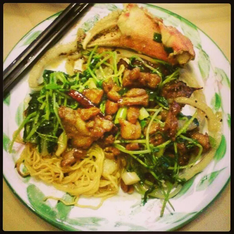 Leftovers lunch. Spicy chicken, pea sprouts, onions, noodles, crab.|~natashya~さん