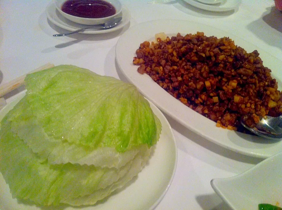 Stir-fried minced Peking duck served with lettuce wraps|skyblueさん