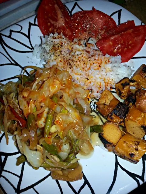 .Dinner.  Rice, tofu pup, &oriental sautee and tomato.|Polly Gelfusoさん