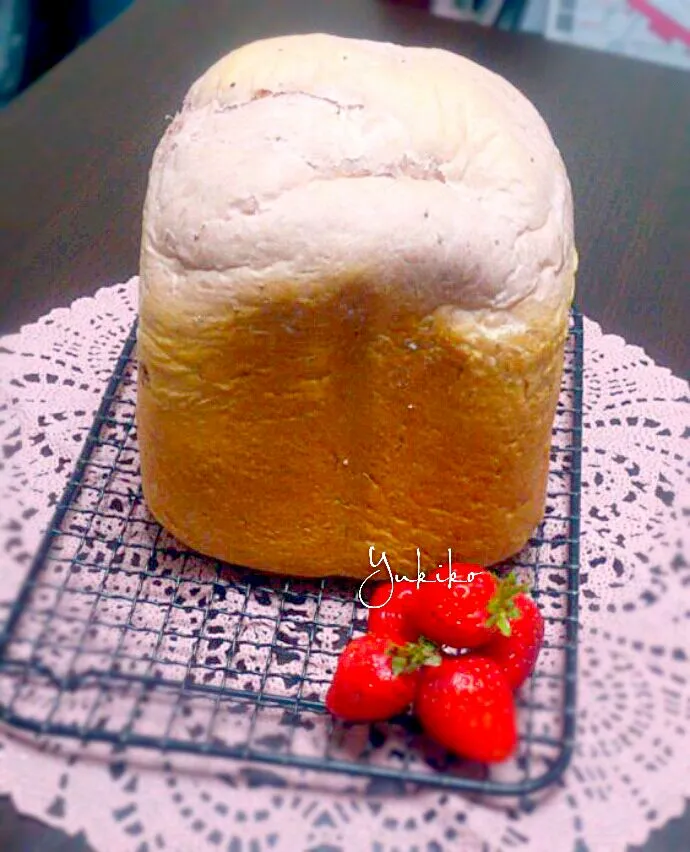 ももさんのなんと水分は苺だけ〜!!!    いちごで焼く いちご食パン🍓🍞|ゆきこさん