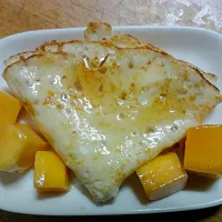 The first time i made crepes - with mango and honey <3 the size is pretty small but i still want to fold it. Next time i'll try crepes with strawberry and banan|Trang Lyさん