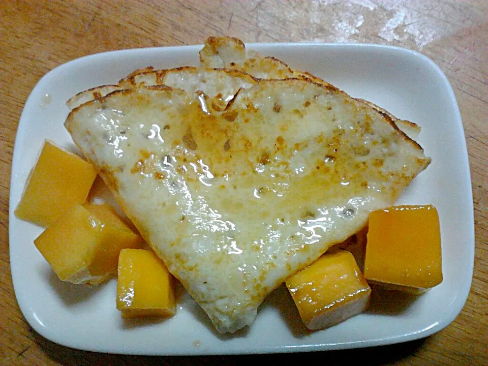 The first time i made crepes - with mango and honey <3 the size is pretty small but i still want to fold it. Next time i'll try crepes with strawberry and banan|Trang Lyさん