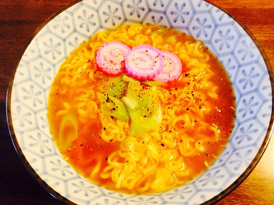 インスタントラーメン（≧∇≦）ネギ、ナルト、切って入れただけ^_^;|Yukie  Toriseさん