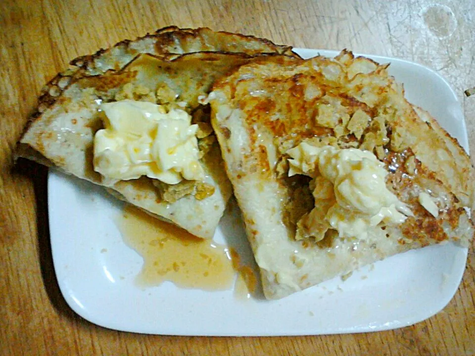 My kitchen is out of fruit so i try crepes with honey, unsweetened cookie and unsalted butter <3|Trang Lyさん