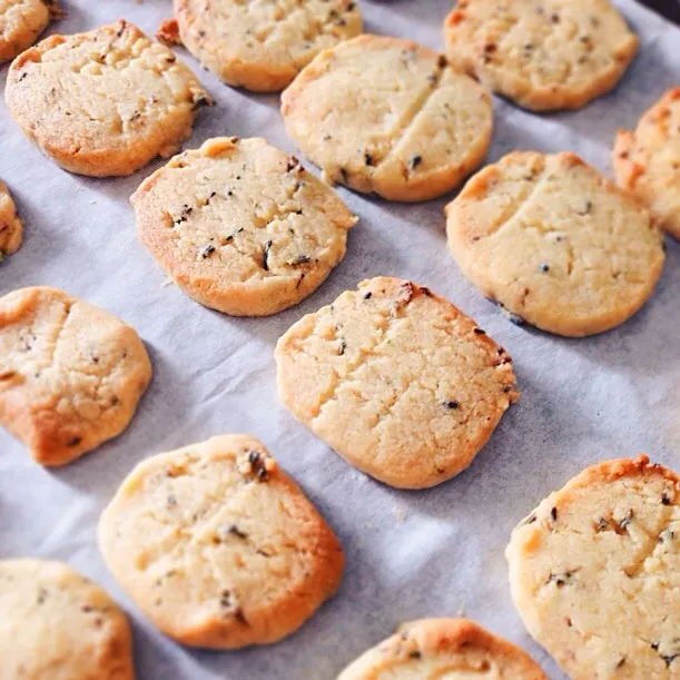 Snapdishの料理写真:honey lavender shortbread cookies|sharさん