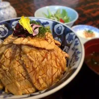 Snapdishの料理写真:鶏わさ丼@¥920|おさるのじょ〜じさん