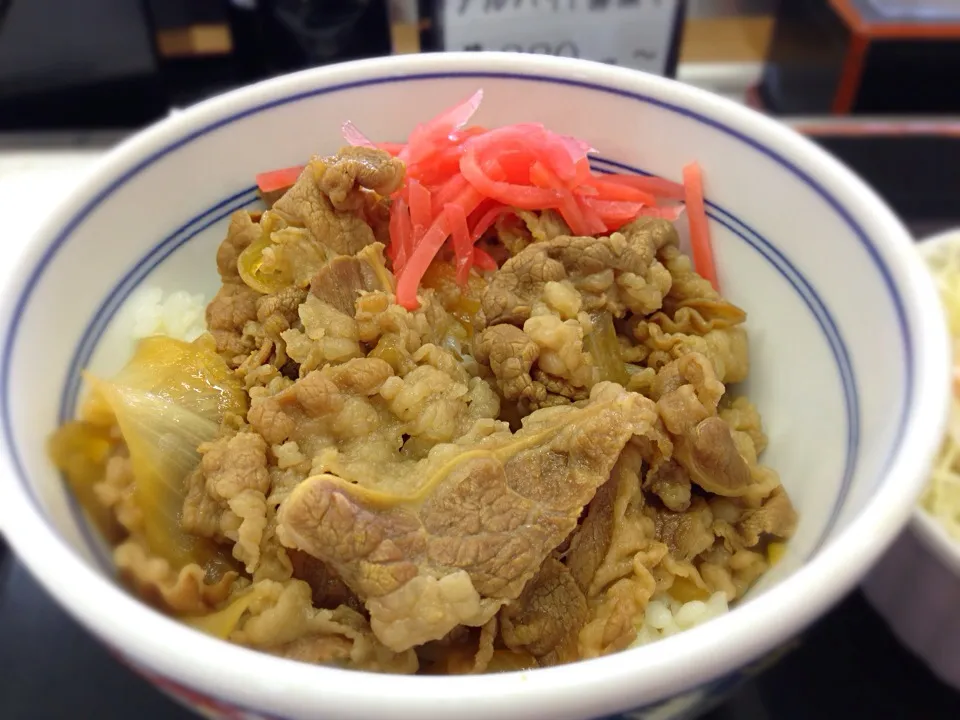 吉野家 コモサラせっと。小盛り牛丼と、ごぼうサラダのセット|大石さん