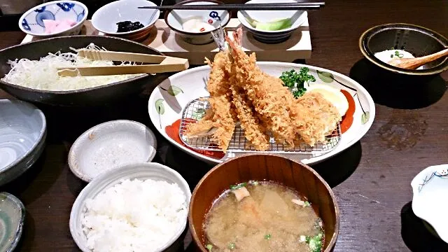 豚カツ屋さんですが海鮮がおいしそうだったので肉は抜きました。
活ホタテ、車海老、白身魚、鯵です。
食べ過ぎました。|akemi🐝さん