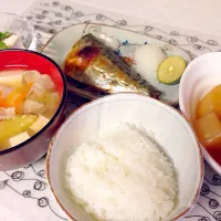 Snapdishの料理写真:さばの塩焼き 大根と鳥肉の煮物 豚汁 冷奴|かよっぺさん