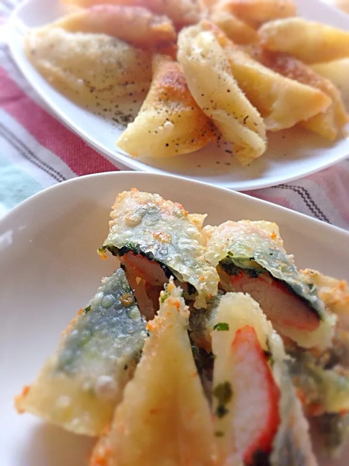 餃子の皮DE。カニカマと大葉の包み揚げANDポテサラ揚げ♪|*✧みな*✧さん