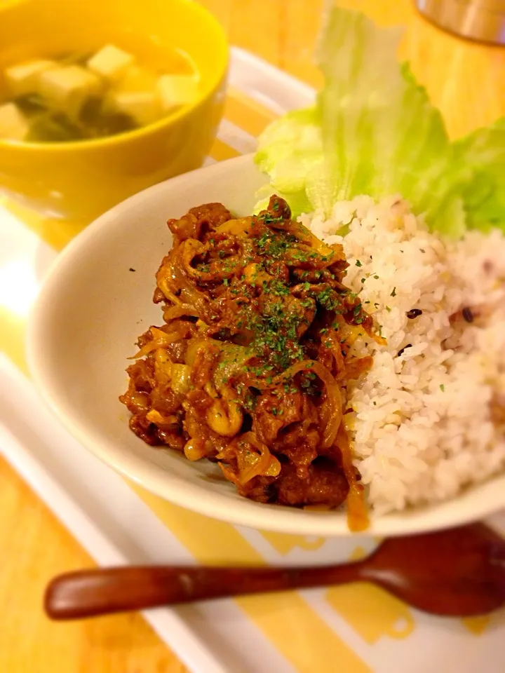 牛肉のカレケチャ炒めのっけごはん＆もやし•えのき入りワカメスープ♡|ashushikaママ♡さん