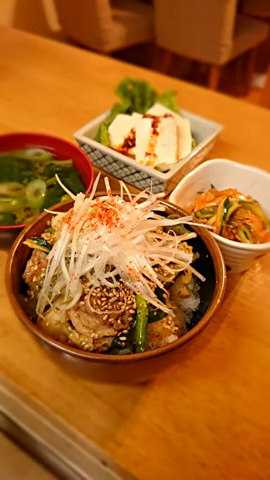 かっぴーさんのスパイシー胡麻ソースのまかない丼                                                   キャベツ巻の生春巻き|夏夏さん