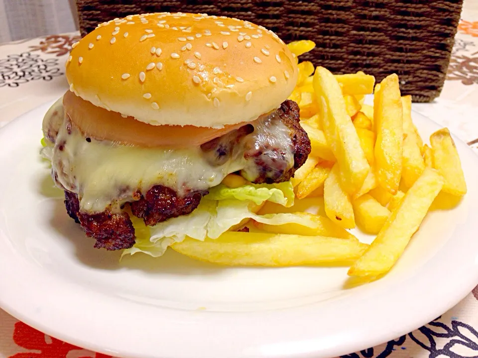 Hamburguesa casera hecha por Mamiiiiii|M Iracid Martinez Coboさん