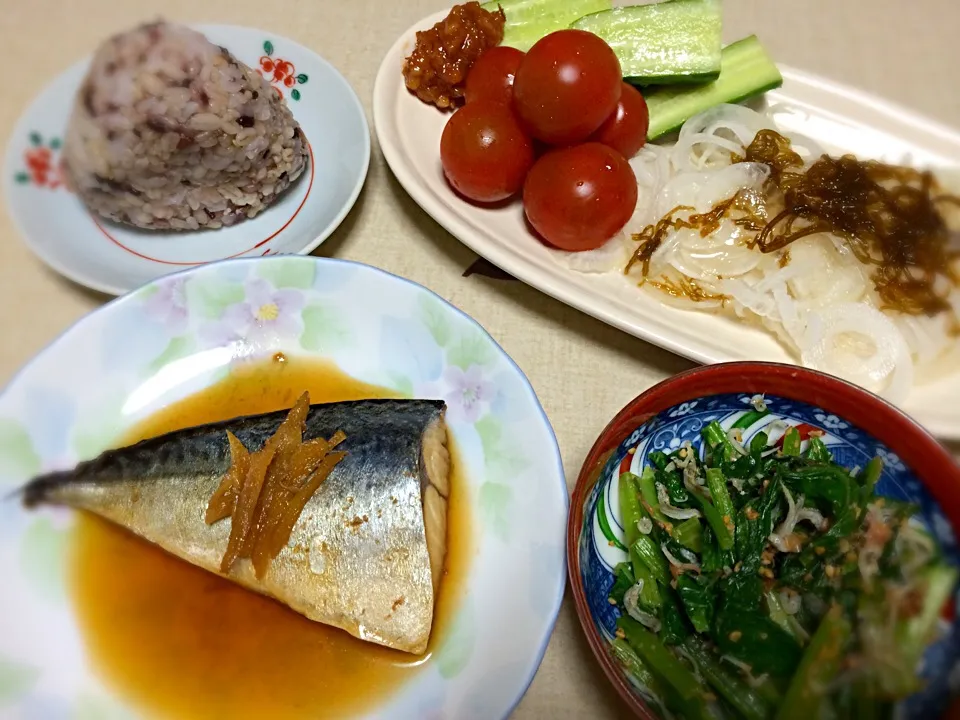 煮魚  小松菜のじゃこ炒め     新玉ねぎともずく酢サラダ|hamamaさん