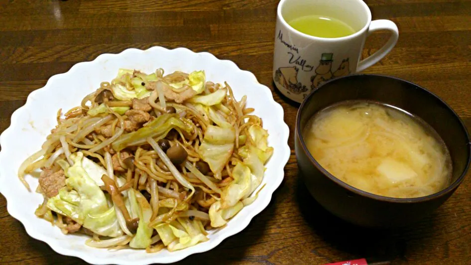 焼きそば&じゃがいもと玉ねぎの味噌汁|えっちゃんさん