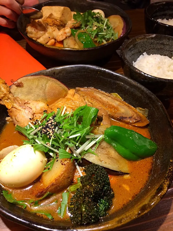 おくおく やわらかチキンレッグと野菜カリ〜 無料トッピングレンコン頼んだのにゴボウ（ ;  ; ）どっちにしようか迷ったからいいんだけどね（＾∇＾）辛さは文月 玄米品切れで白米の小盛。以上おいらのオーダー。仮だのは海鮮で辛さは如月。|しーさん