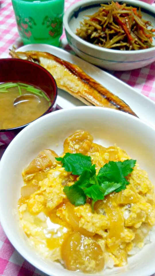 玉子丼(卵･麩･玉葱･三つ葉)、焼き縞ほっけ、きんぴら(ごぼう･人参･唐辛子･白すりごま)、あさりのお味噌汁|まあるさん