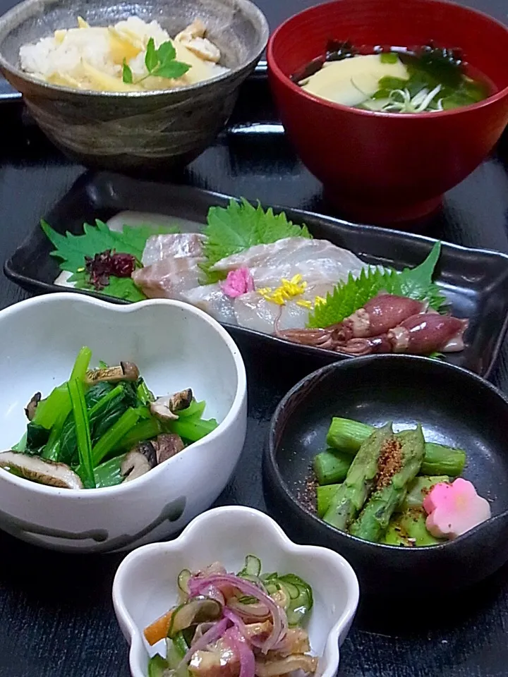 今晩は、鯛の昆布締め、ほたるいかの醤油漬け、焼き椎茸と小松菜のぽん酢、アスパラの焼き浸し、穴子と胡瓜の酢の物、若竹汁、竹の子ご飯

桜の咲く頃に美味しい鯛の昆布締め。梅干しとお酒で作ったいり酒で頂きました。

春生まれだからではありませんが、春の食材は大好きです。今日も緑あふれる食卓になりました。

今日も美味しかった|akazawa3さん