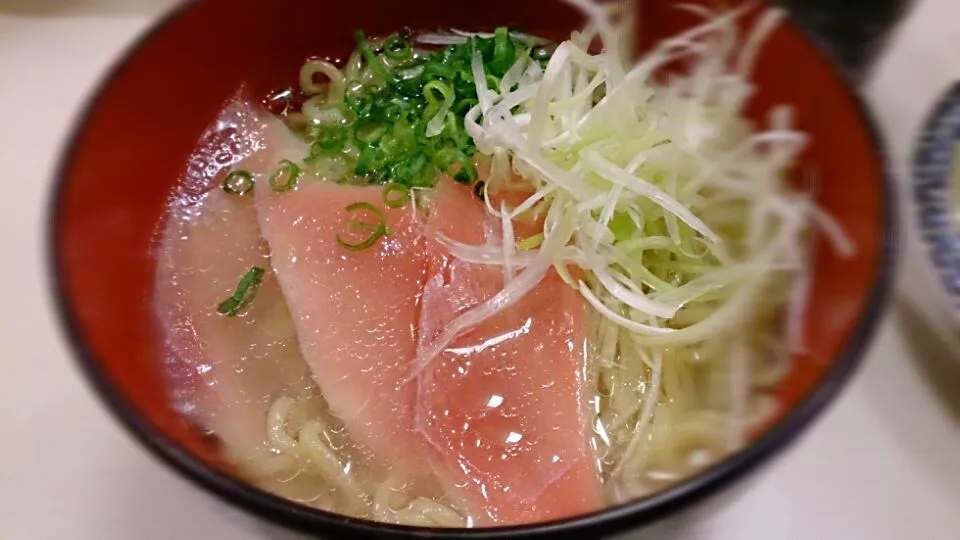 Snapdishの料理写真:特製漬けまぐろの塩ラーメン|ボンゴさん