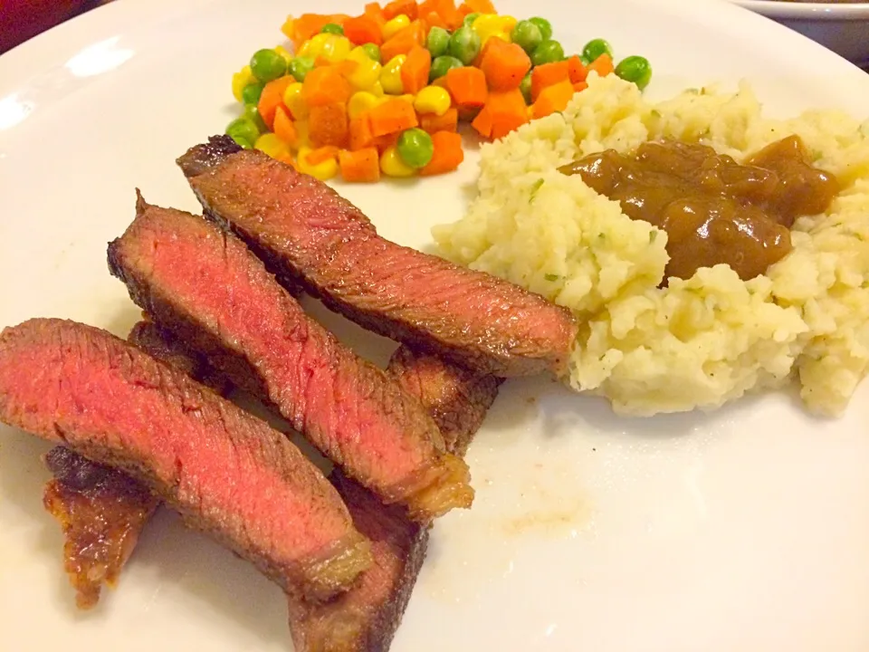 Snapdishの料理写真:Rib-Eye Steak|Cj Mendoza-Palosさん