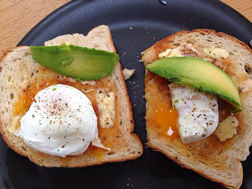 Poached eggs on toast with lots of butter and avocado|fraseremburyさん