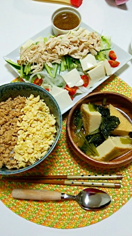 鶏そぼろ丼、棒々鶏、小松菜と厚揚げの煮物♡|yuiさん