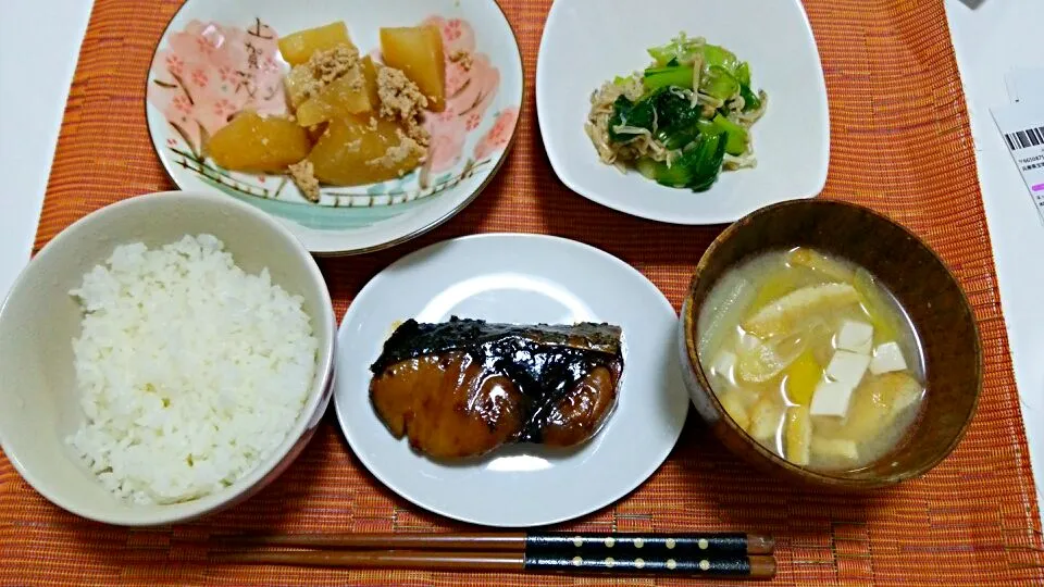 ぶりの照り焼き、大根のそぼろ煮、青梗菜とえのきのナムル、お味噌汁♡|yuiさん