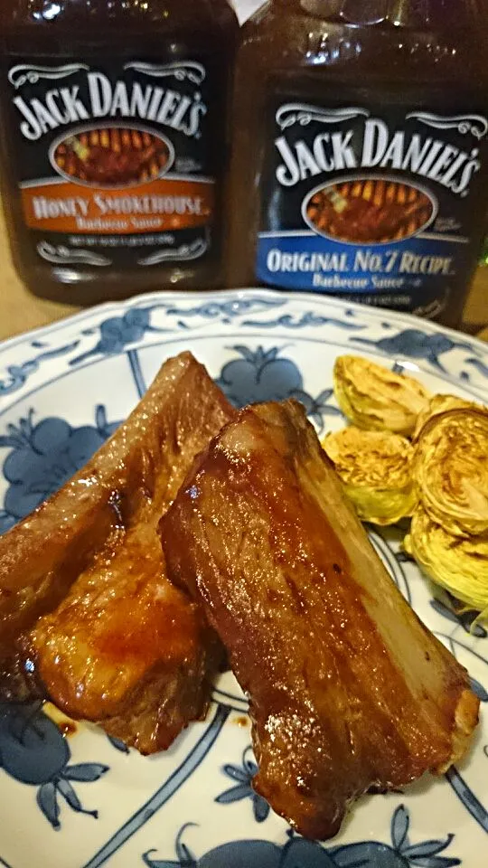 Snapdishの料理写真:JACK DANIEL'SのBBQソースで作ったスペアリブ🍖グリルで焼いた芽キャベツ添え♬*゜|がうママさん