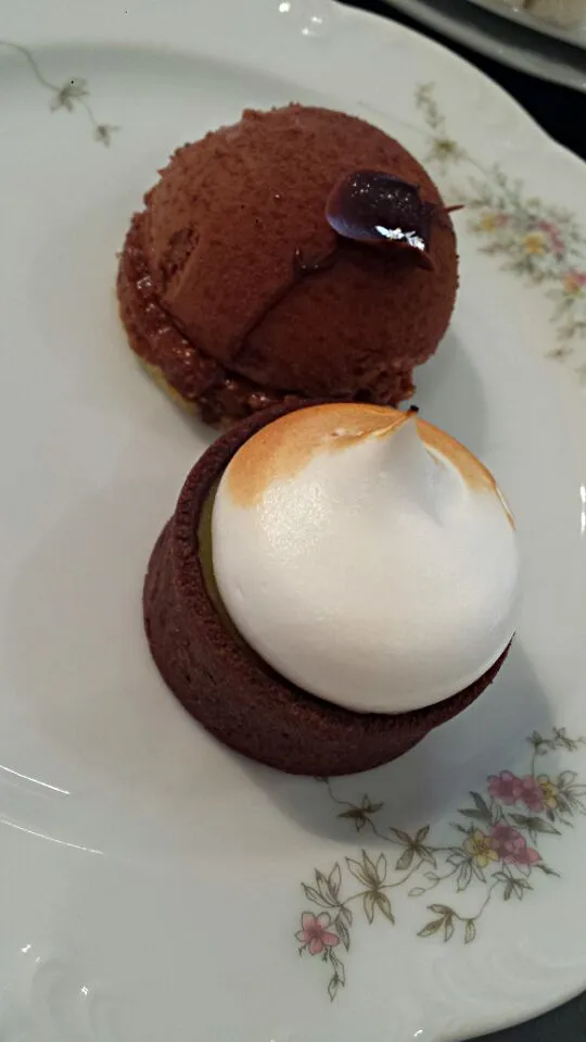 English High Tea buffet: desserts. Lemon meringue tart and dark chocolate mousse cake|genさん