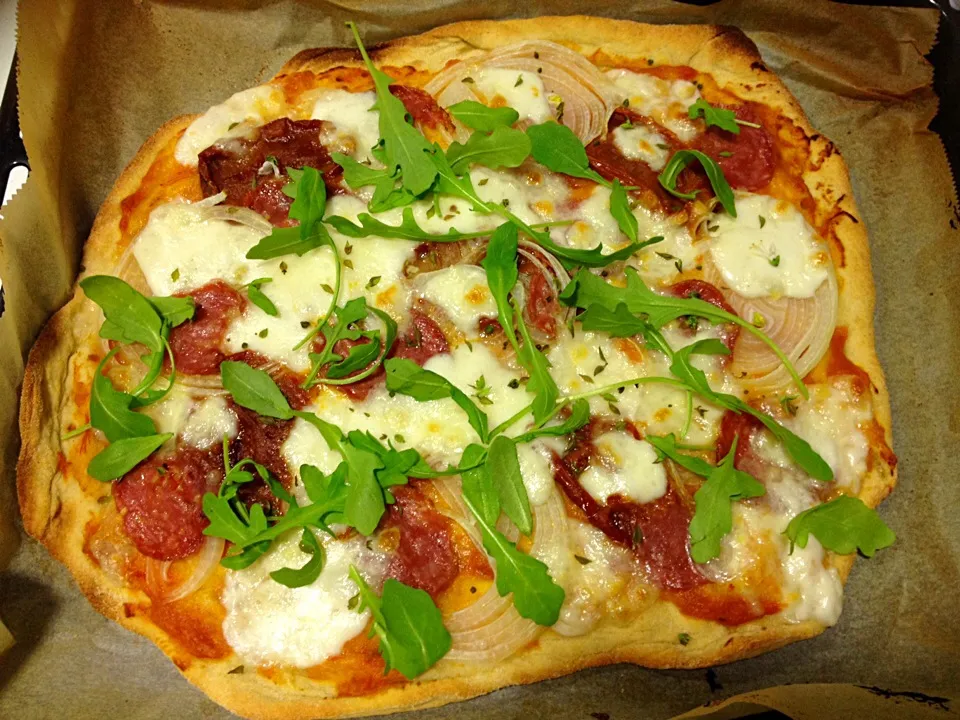 Pizza di salami, sun-dried tomato, onion & rocket|Guillermoさん