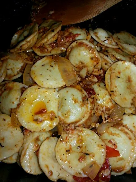 spinach ravioli With fresh tomato, onion;  and garlic roasted sundried tomato puree.|Polly Gelfusoさん