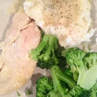 Baked chicken breast, mashed potatoes, steamed broccoli|Kendra Leeさん