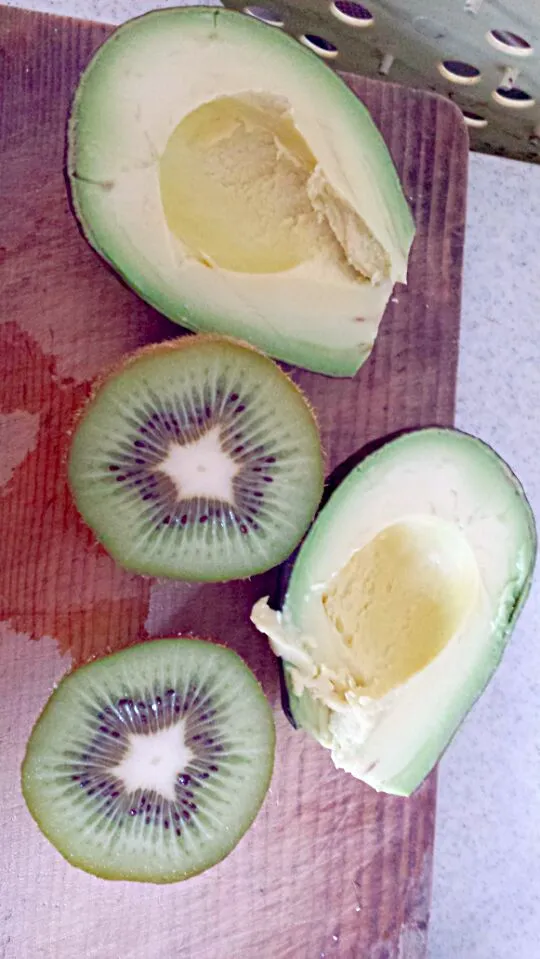 Avocado and kiwi for Smoothie|joさん