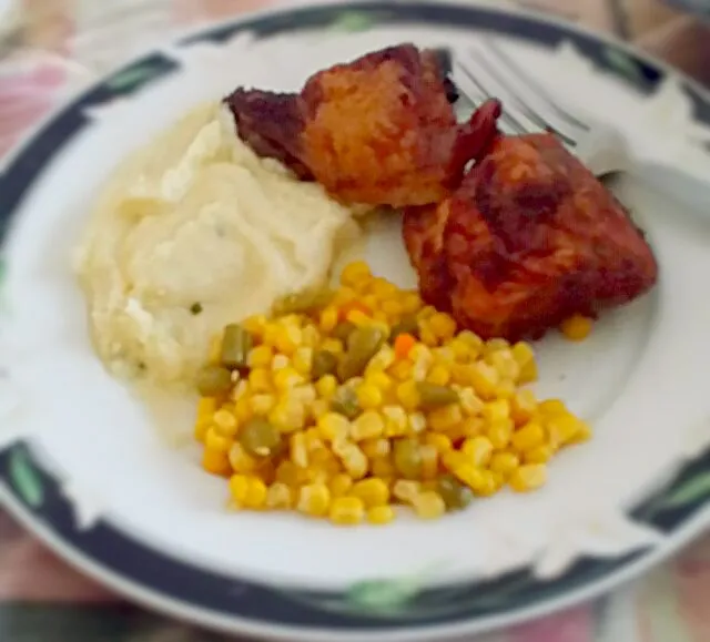 oven baked Chicken thighs ,creamed potatoes with chives  and vegetable medley|christl babcockさん