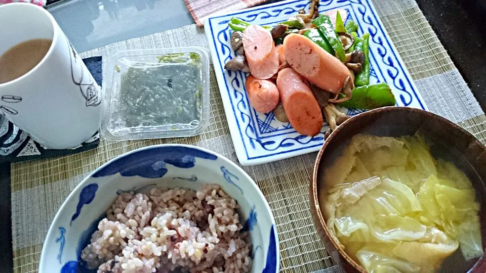 めかぶ＆魚肉ソーセージとピーマン、ヒラタケのバター醤油炒め＆キャベツの味噌汁|まぐろさん