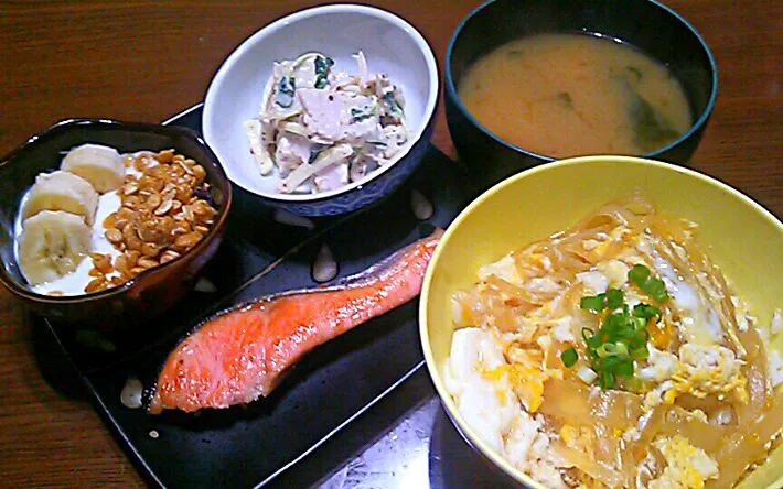 卵と玉ねぎのたまたま丼・塩鮭・鶏ハムの粒マスタード和え・お味噌汁・グラノーラとバナナ入りヨーグルト|maichyoさん