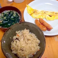 炊き込みご飯、シジミワカメスープ、玉子焼き＆ウインナー|山上直哉さん