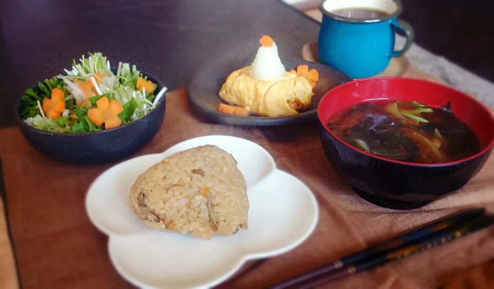 ちょっと遅い朝ごはん
味ご飯おにぎり、味噌汁、水菜と大根のサラダ、だし巻き玉子|さっちんさん