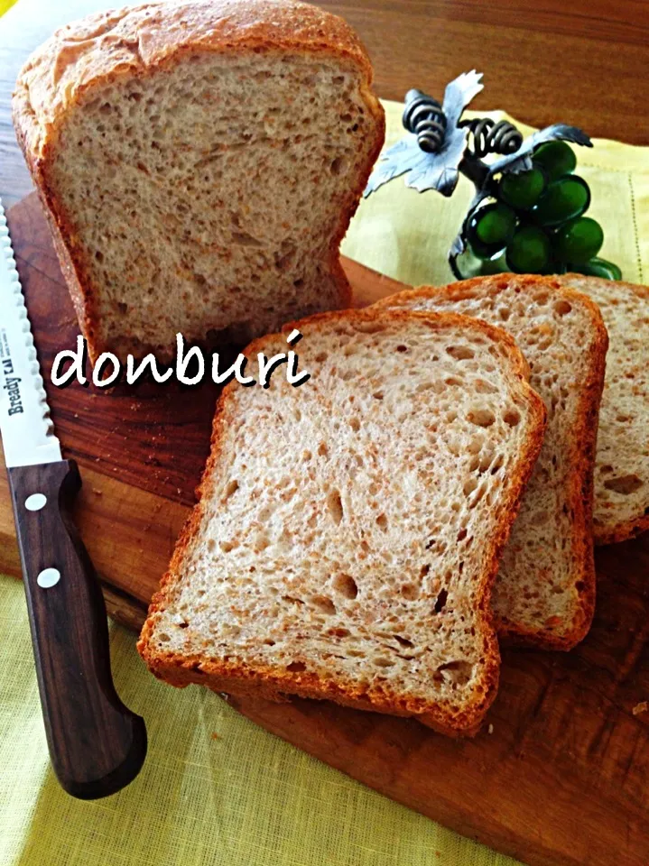 天然酵母の全粒粉入り食パン🍞|donburiさん