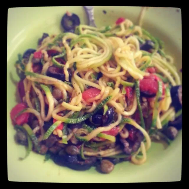 Snapdishの料理写真:Spaghetti di zucchine alla puttanesca con pomodori,  olive nere,  capperi,  peperoncino|Sandrokan972さん