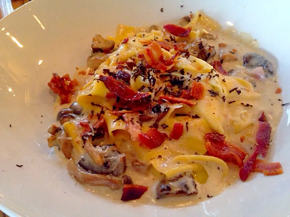 Snapdishの料理写真:Truffle Alfredo|Obeoom Jumsai Na Ayudhyaさん