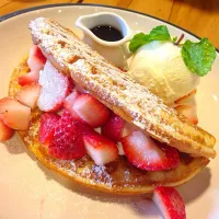 Snapdishの料理写真:Strawberry Waffle