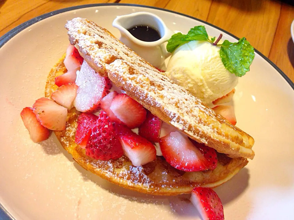 Strawberry Waffle|Obeoom Jumsai Na Ayudhyaさん