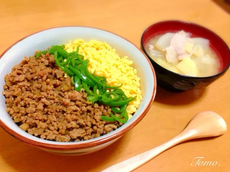 豚挽蓮根そぼろの三色丼＆なんちゃって豚汁|＊朋＊さん