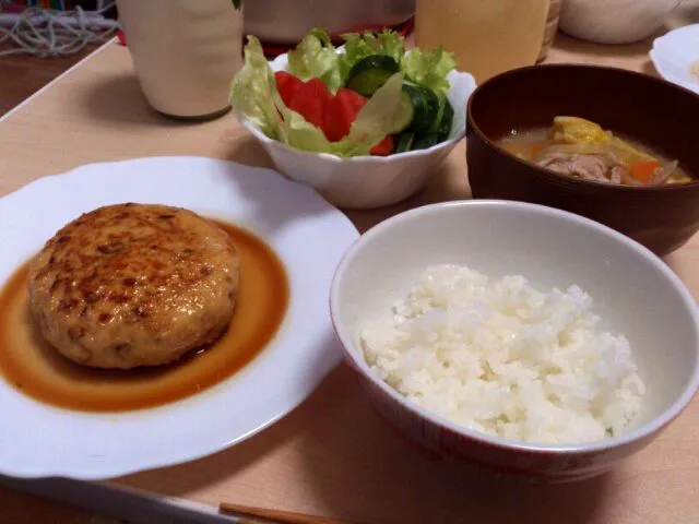 Snapdishの料理写真:豆腐ばーぐと豚汁とさらだ|ちゃきさん