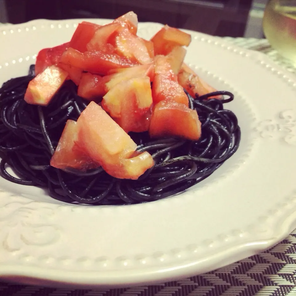 トメィト🍅を食べるイカスミパスタ🍝|leeさん